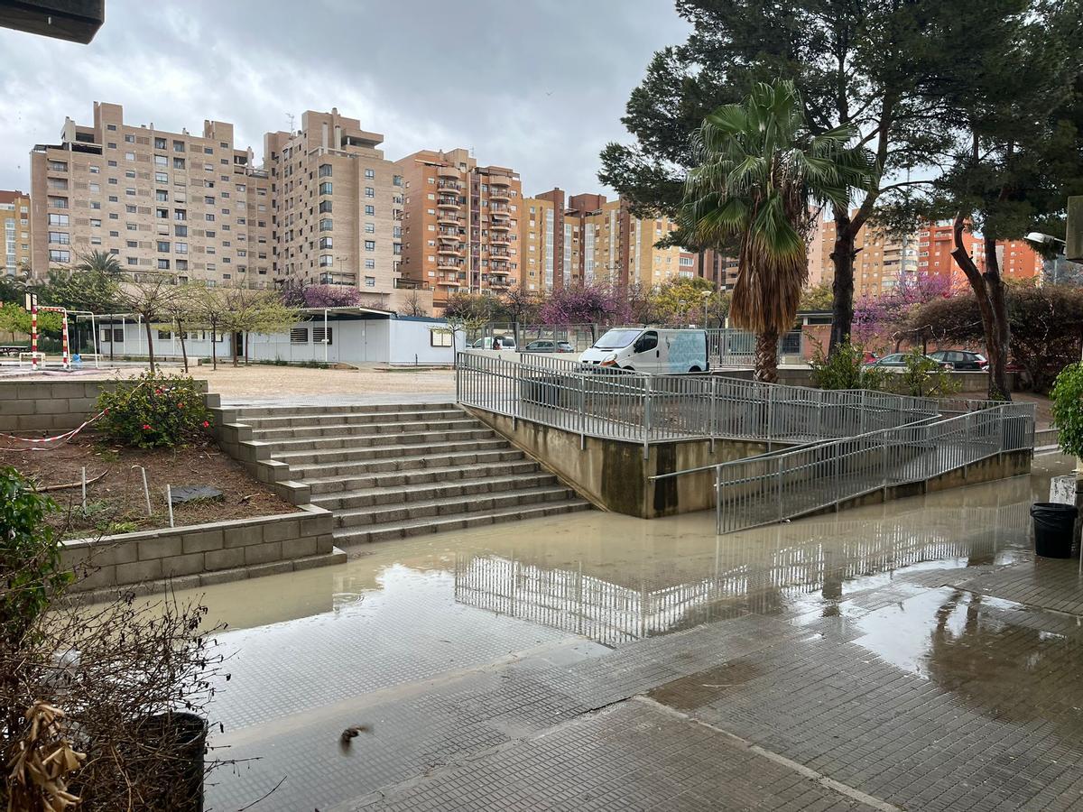 L’IES Jaime II, a on els accessos estan entollats després de les pluges, pels problemes de canalització