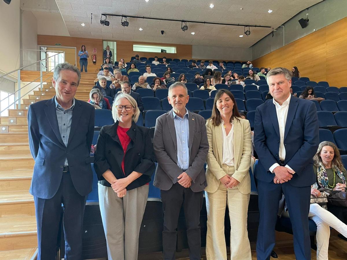 Imagen de Carles Casajuana y Carme Colomina, con el rector de la UIB, Jaume Carot
