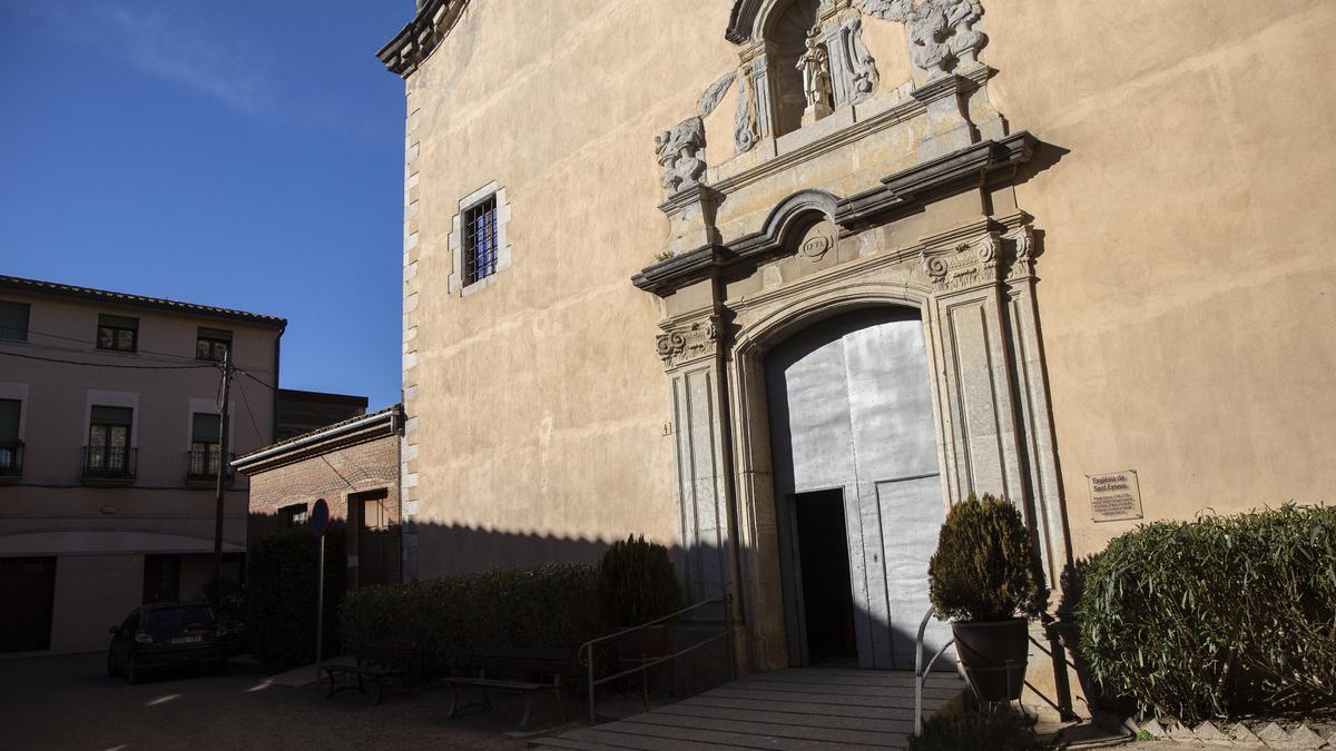 Façana de l'església de Vilobí d'Onyar, on Pons va ser-ne rector des del 1967 fins al 1999.