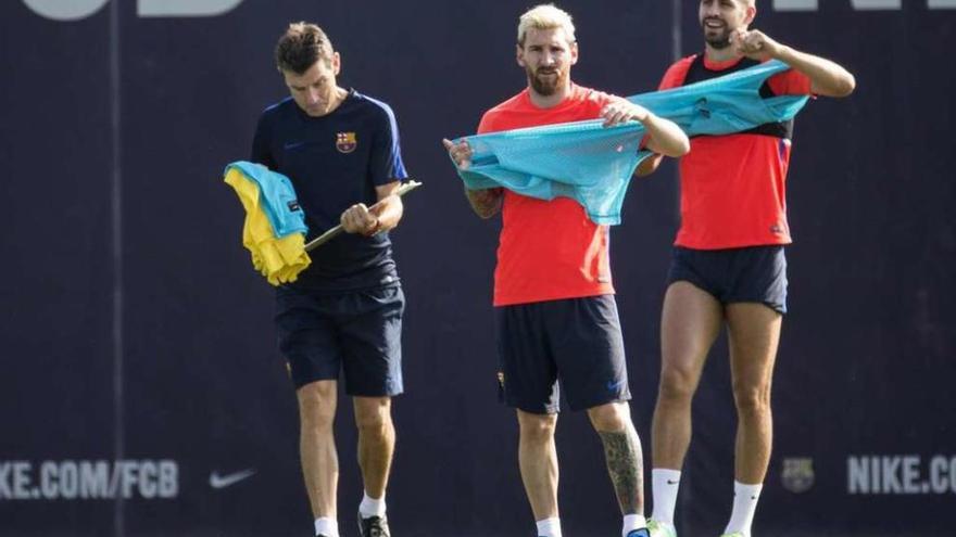 Juan Carlos Unzúe, junto a Messi y Piqué, ayer, en el entrenamiento del Barcelona. // Quique García