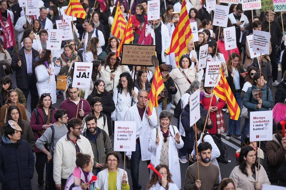 Una nueva manifestación de médicos recorre el centro de Barcelona