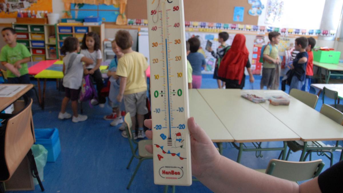Un termómetro marca más de 30 grados dentro de un aula de educación infantil de Sevilla