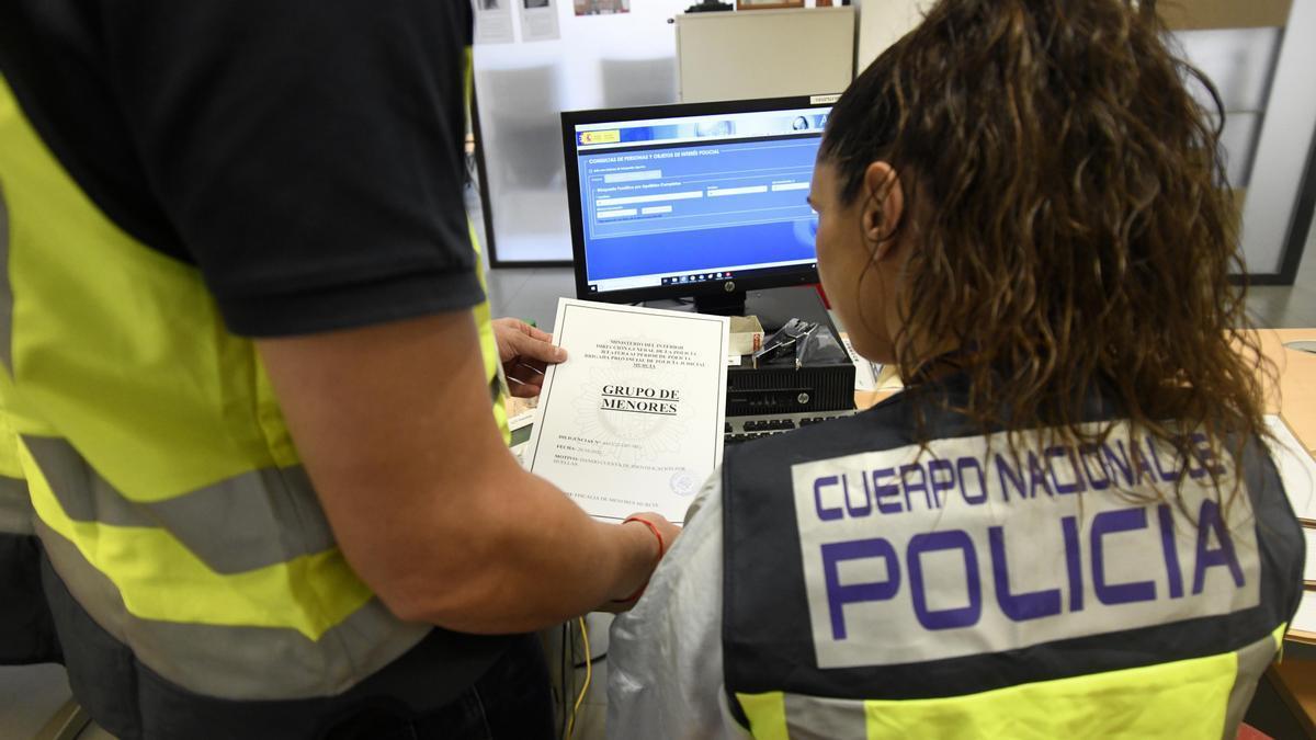 Agentes trabajan en las dependencias del Grupo de Menores, en la Comisaría del Carmen de Murcia.