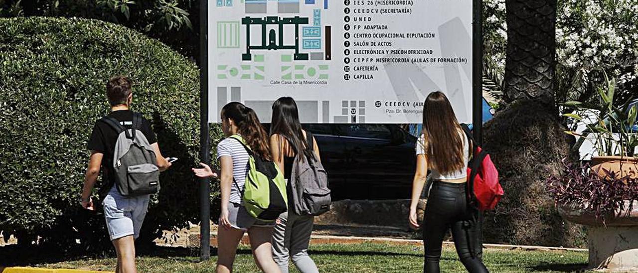 Estudiantes acceden al complejo educativo Misericòrdia.