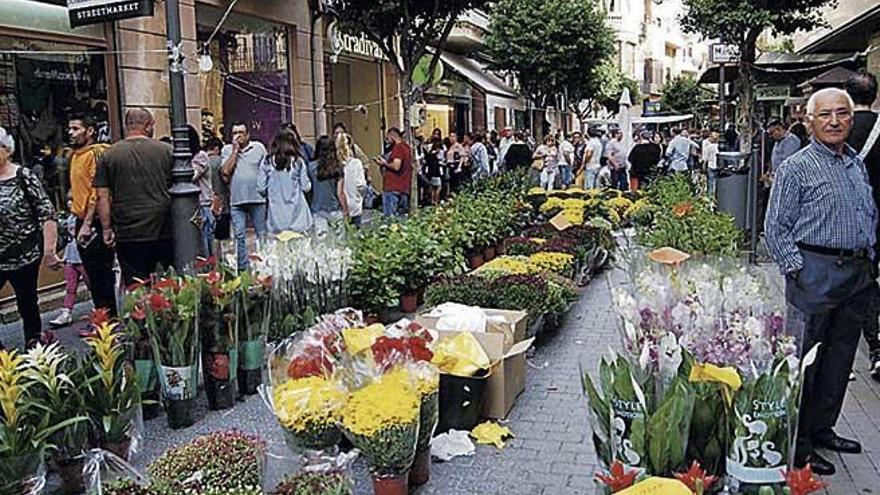 La calle Major se vio profusamente adornada con los puestos de los floristas.