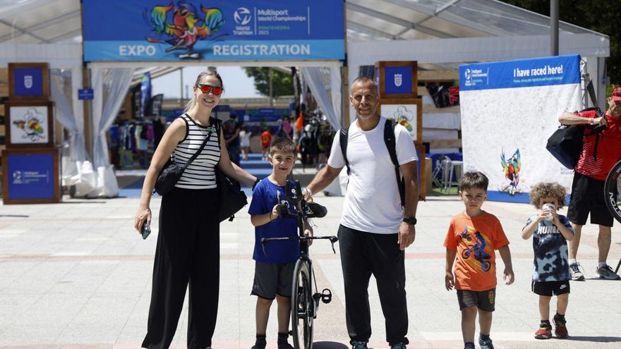 La feria deportiva del triatlón congregó a multitud de familias que disfrutan del evento.
