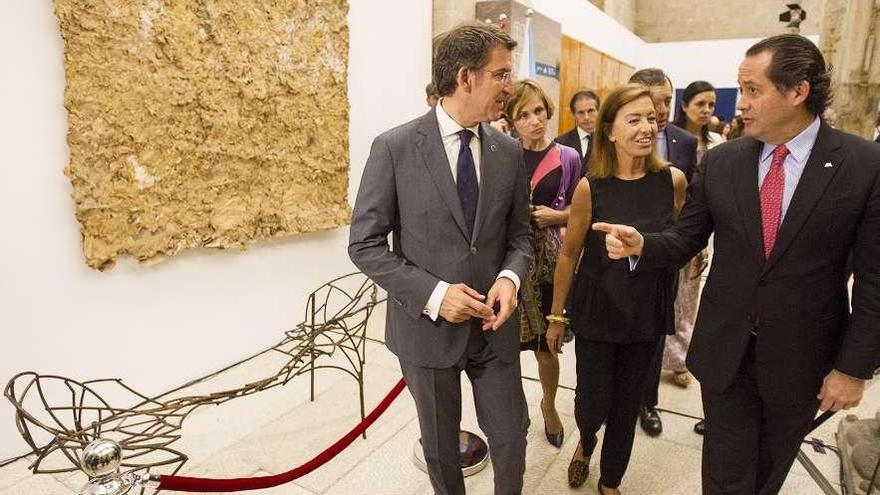 El presidente gallego, Alberto Núñez Feijóo, Gloria Moure y Juan Carlos Escotet, en la inauguración.