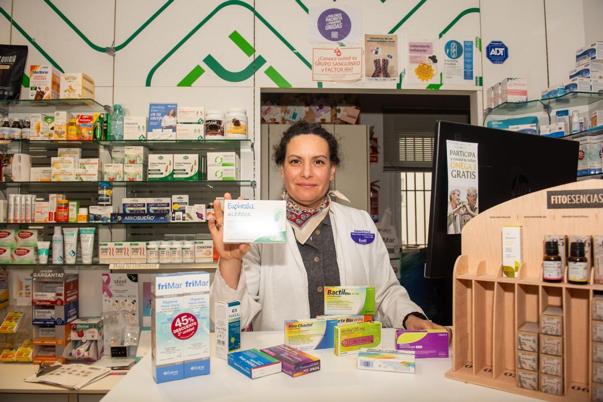 Blanca González posa con diferentes productos para hacer frente a los síntomas de la alergia, en su farmacia de la calle Orillamar, en A Coruña.