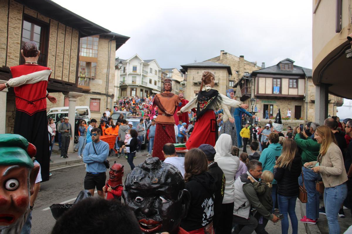 GALERÍA | Desfile de gigantes en Puebla de Sanabria GALERÍA | Desfile de gigantes en Puebla de Sanabria