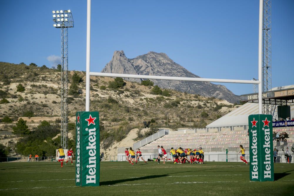 Gales arrolla a España en La Vila