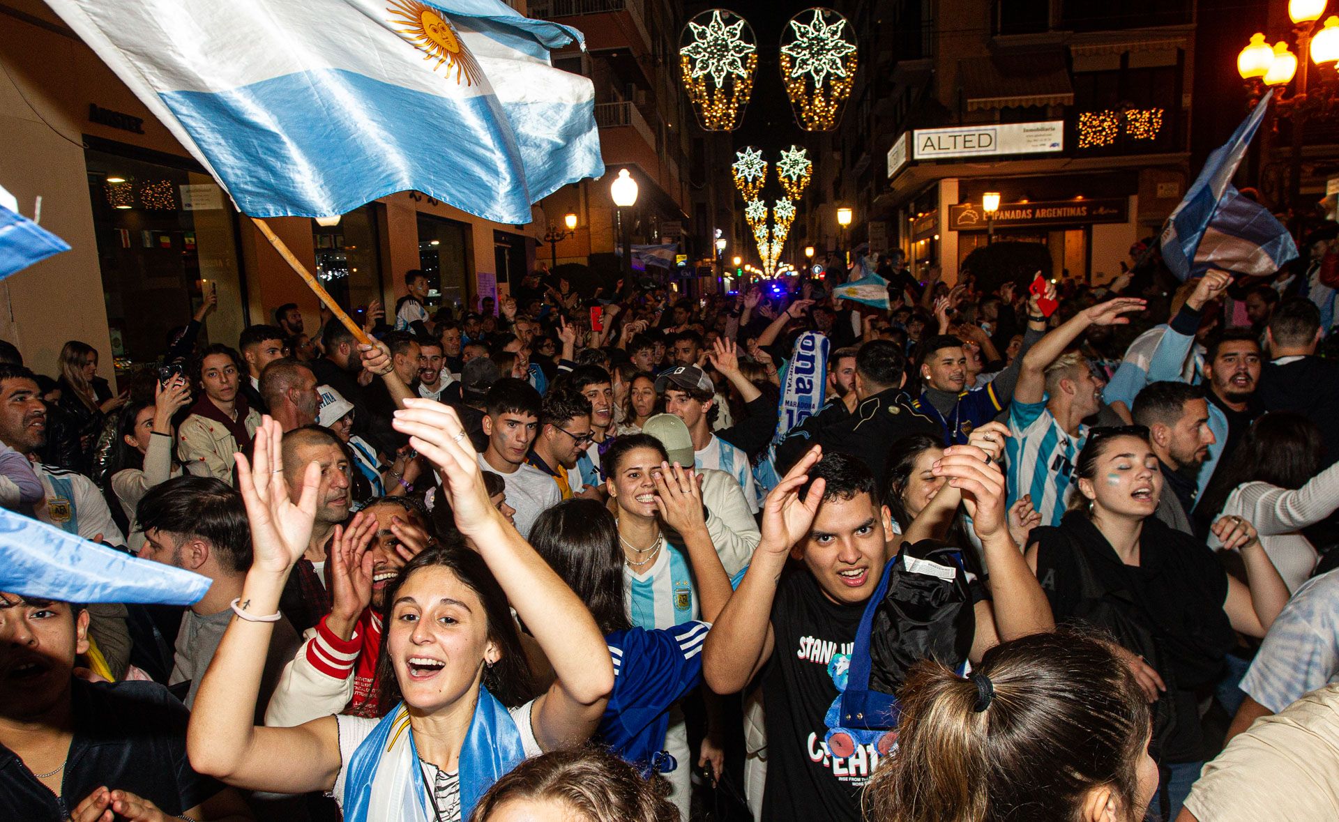 Aficionados argentinos celebran la victoria de su selección en las calles de Alicante