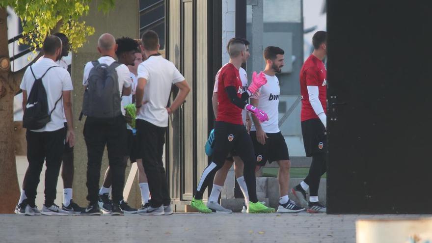 Gayà, al inicio del entrenamiento de ayer en Paterna.