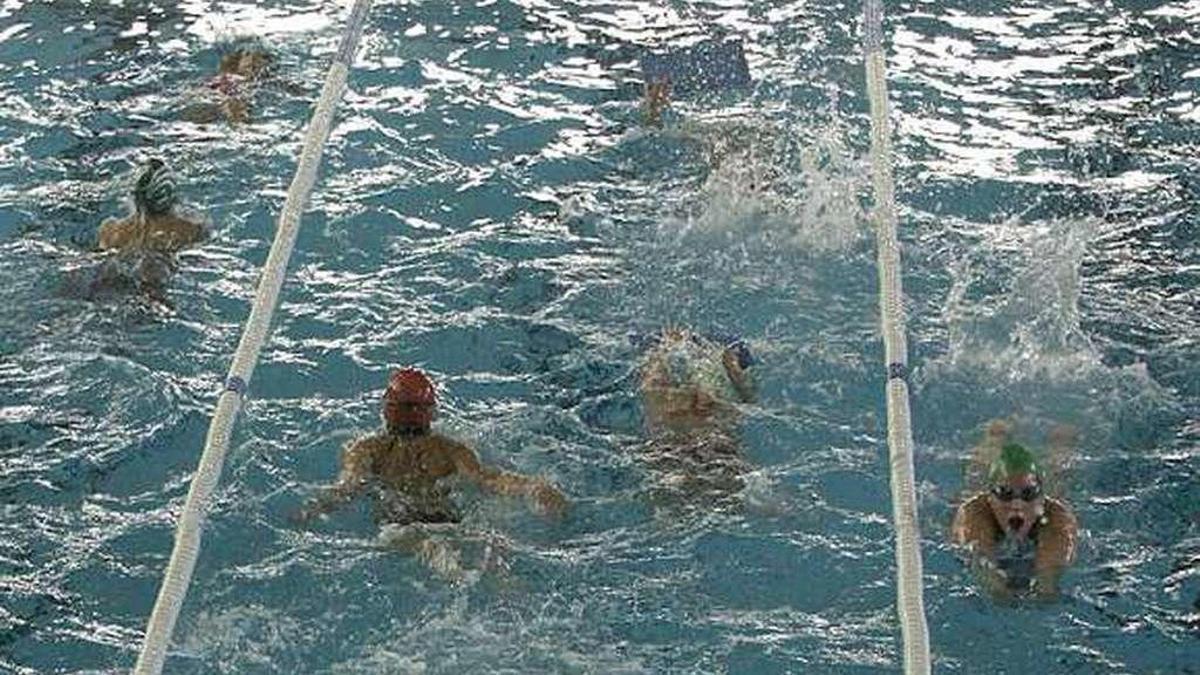 Bañistas en la piscina municipal de Castrillón.