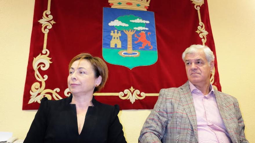 La rectora de la ULL, Rosa Aguilar y el presidente del Cabildo de El Hierro, Alpidio Armas.