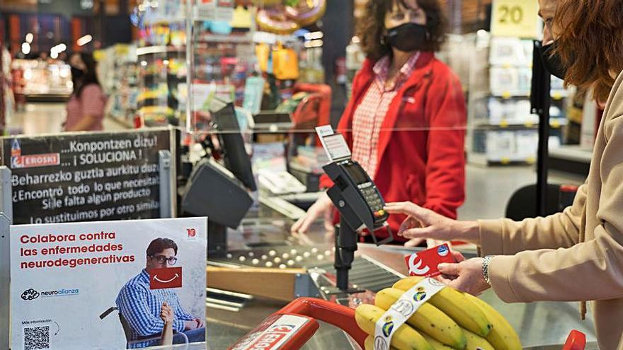 Un cartel sobre la campaña en la caja de un supermercado.   | // L.O.