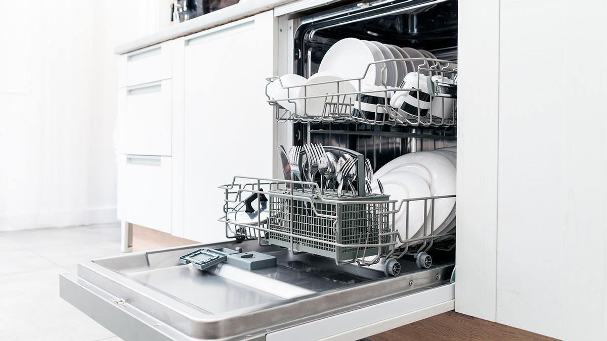No hagas esto en tu lavavajillas: el motivo por el que no se debe dar un agua a los platos antes de meterlos