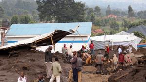 Archivo - Foto de archivo de inundación en le distrito de Kisoro, Uganda, en enero de 2020