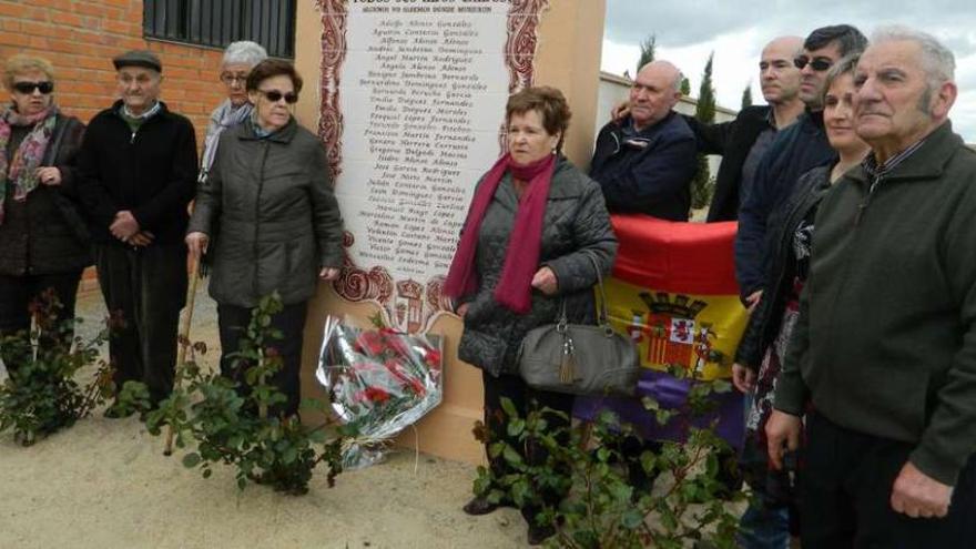 Las familias de los fallecidos depositaron flores junto al monumento en memoria de sus parientes.