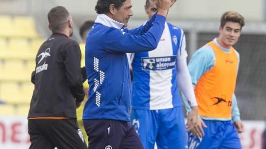 Seligrat aplaude tras el partido a los aficionados desplazados a Villarreal.