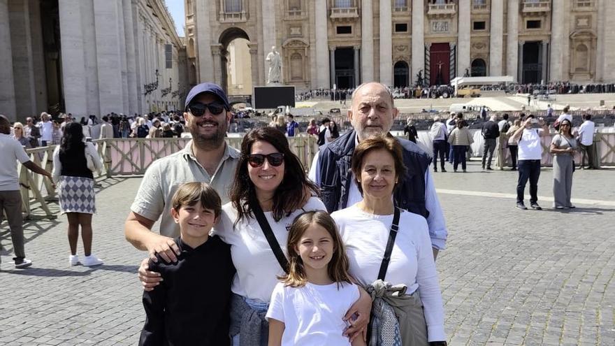 Álvaro Garriga, junto a su familia en el Vaticano el día de la muerte del papa Francisco.