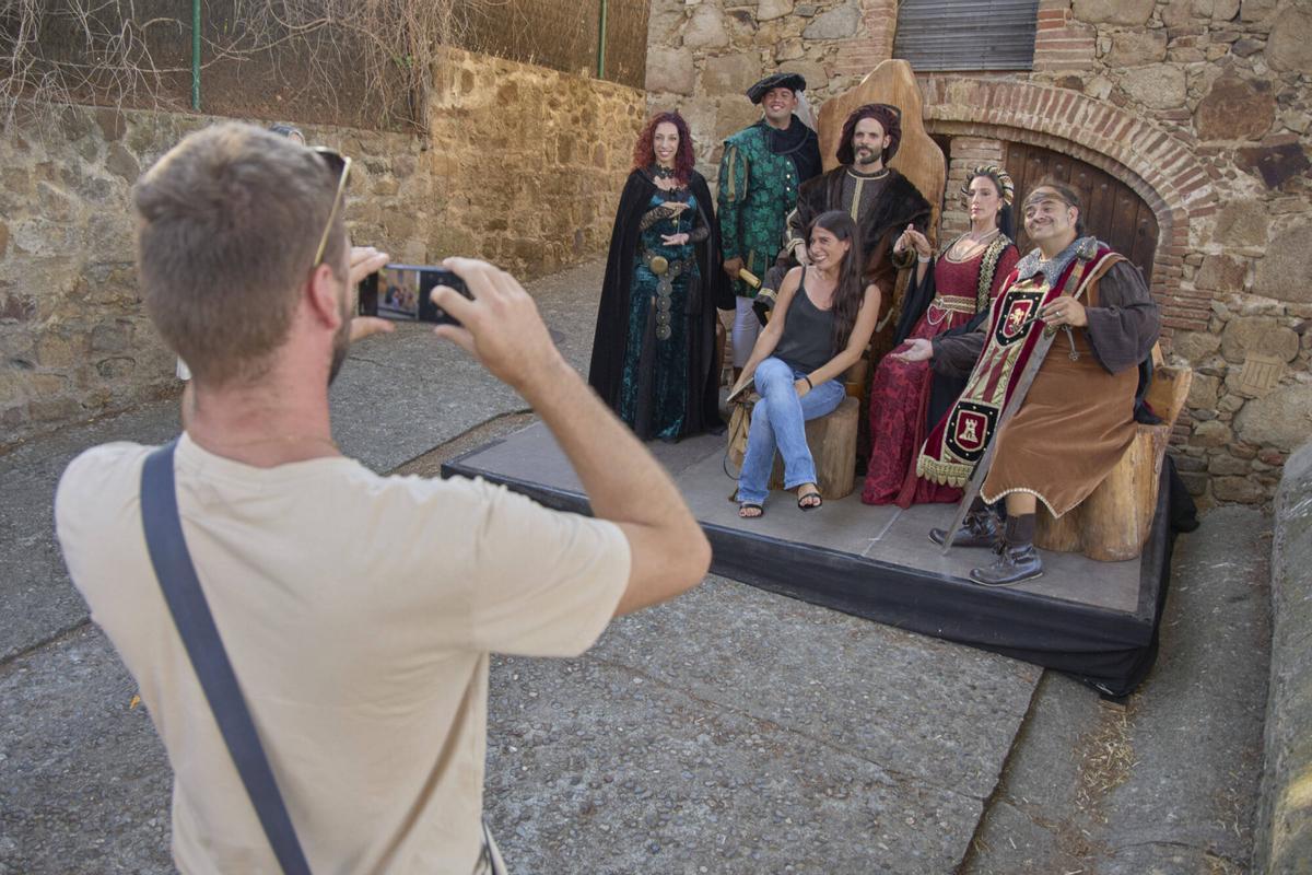Músics i artesans fan reviure l’edat mitjana a Castell d’Aro en la 25a edició del Mercat Medieval Músics i artesans fan reviure l’edat mitjana a Castell d’Aro en la 25a edició del Mercat Medieval