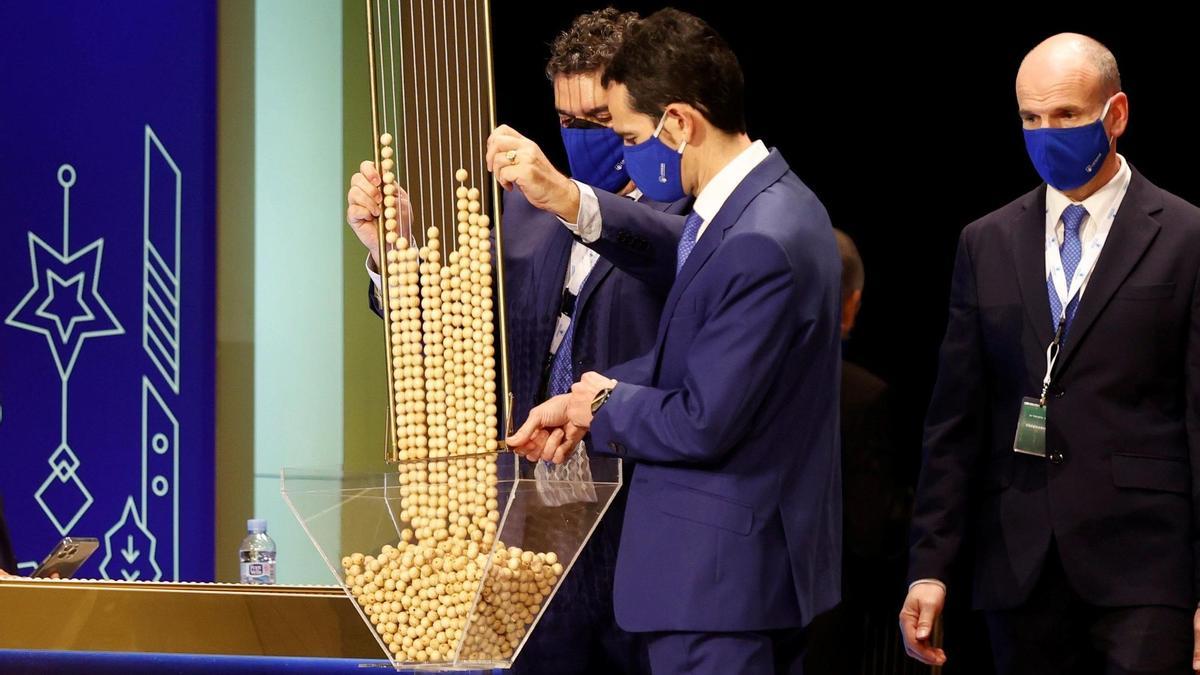 Operarios preparan el bombo antes del sorteo de la Lotería de Navidad en una imagen de archivo.