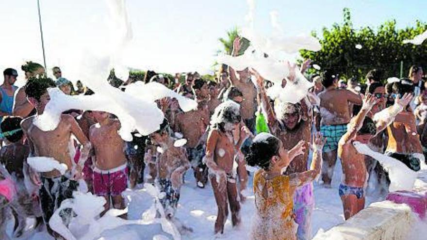 Fiesta de la espuma en el Club Supergarrits. | IRENE VILÀ CAPAFONS