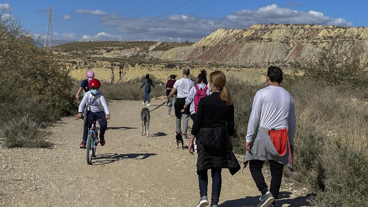 El cierre perimetral del municipio de Alicante los fines de semana multiplica las excursiones familiares a las lagunas de Rabasa