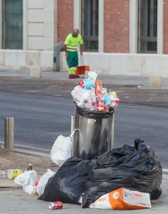 Las calles de Alicante se recuperan poco a poco de las fiestas