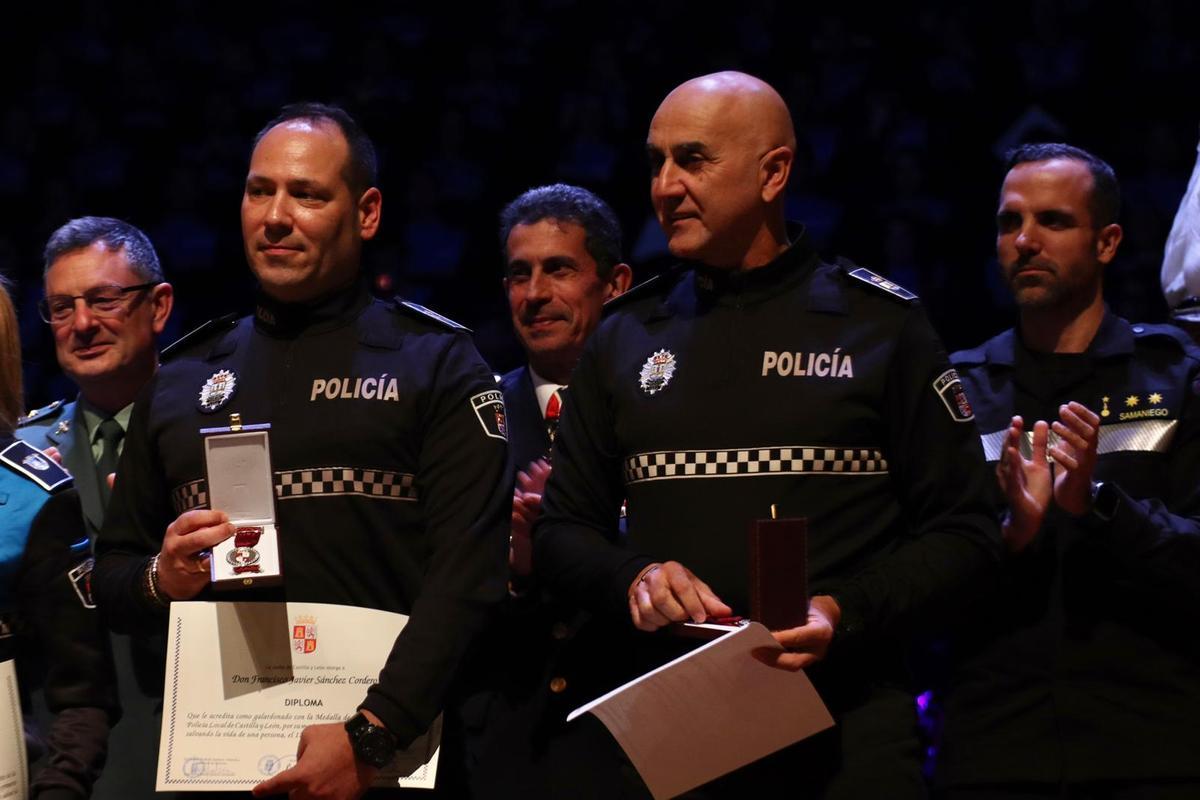 Agentes de Policía Local de Benavente en el acto de reconocimiento.