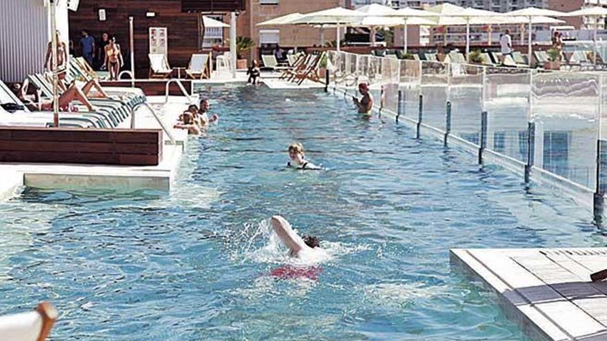 Una de las piscinas colgantes del hotel Calvià Beach The Plaza, el estreno estrella de este año.
