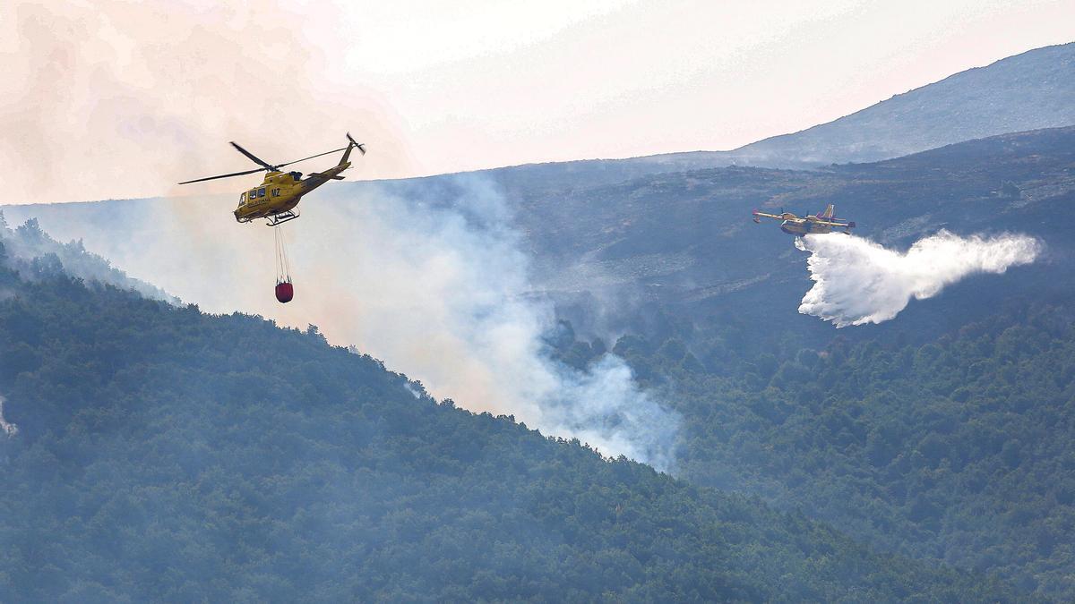 Varios medios aéreos y terrestres de la Junta de Castilla y León y del Gobierno de España, participan en la extinción del incendio de nivel 2 en el municipio de Boca de Huérgano (León).