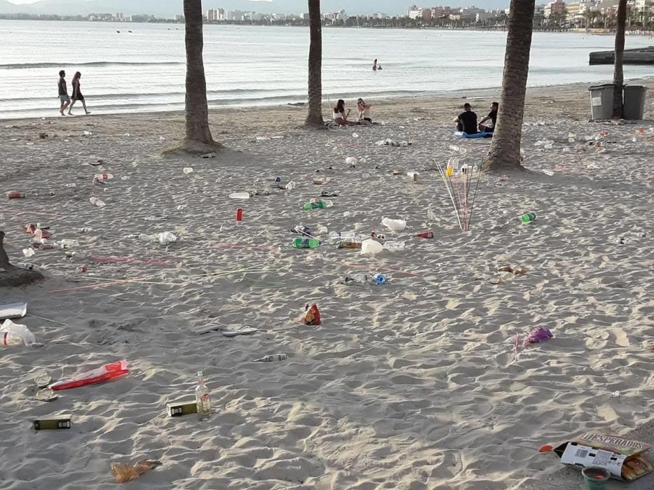 Los restos de un gran botellón invaden la playa de s'Arenal de Llucmajor