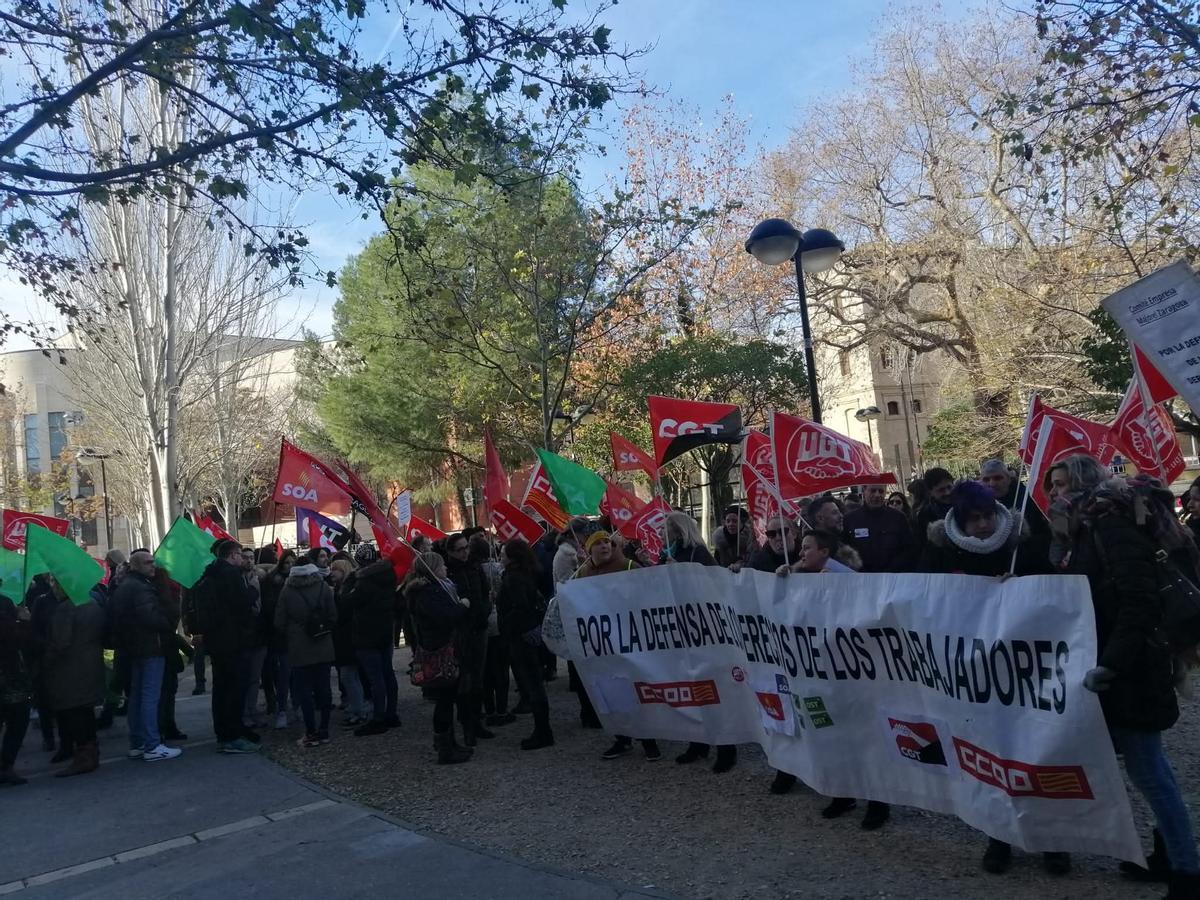 Imagen de archivo de una protesta de los trabajadores de Majorel en Zaragoza a las puertas del edificio El Trovador, donde tiene la empresa su oficina.