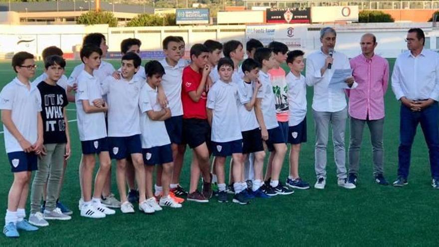 Los jugadores y técnicos del infantil CF Clariano en el cierre de la liga.