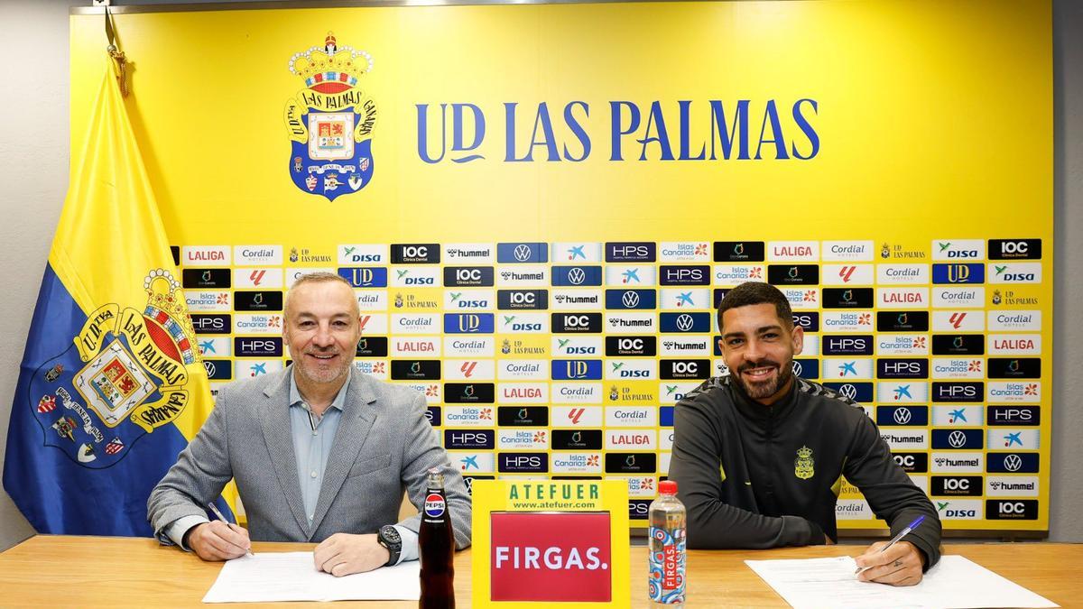 Álex Suárez (d.) y Miguel Ángel Ramírez, durante la firma del nuevo contrato.