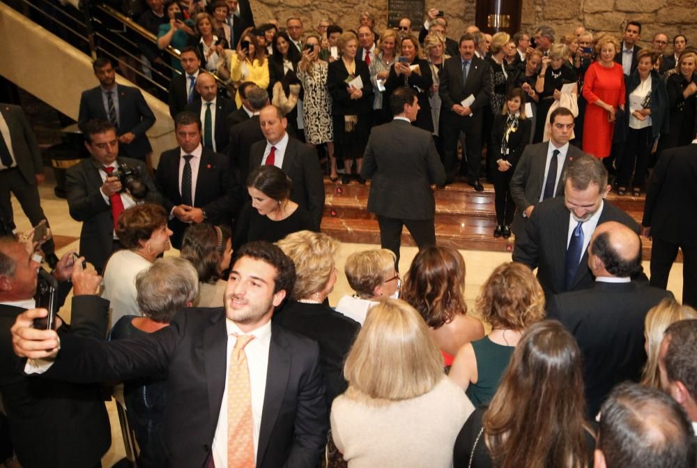 Salida de los Reyes, saludando a la gente, del concierto de los Premios Princesa