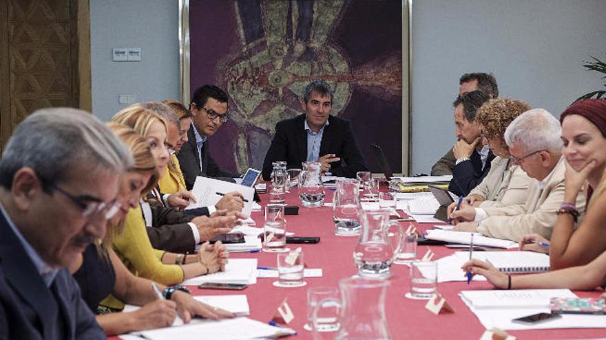 Fernando Clavijo, con los grupos del Parlamento.