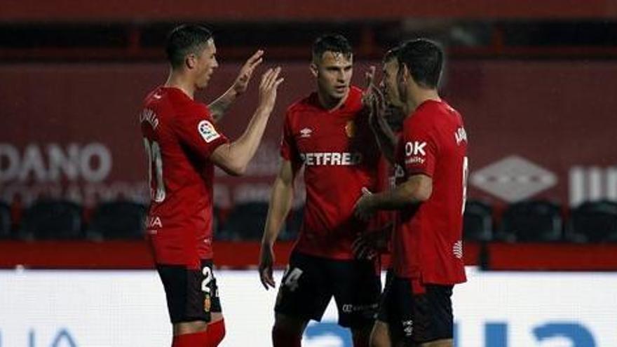 Jugadores del Mallorca celebran un gol ante el Cartagena.