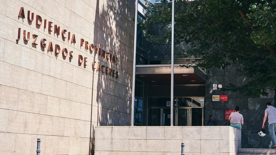 El juicio al acusado de agredir y llamar "puta" a su expareja en Cáceres se aplaza a diciembre