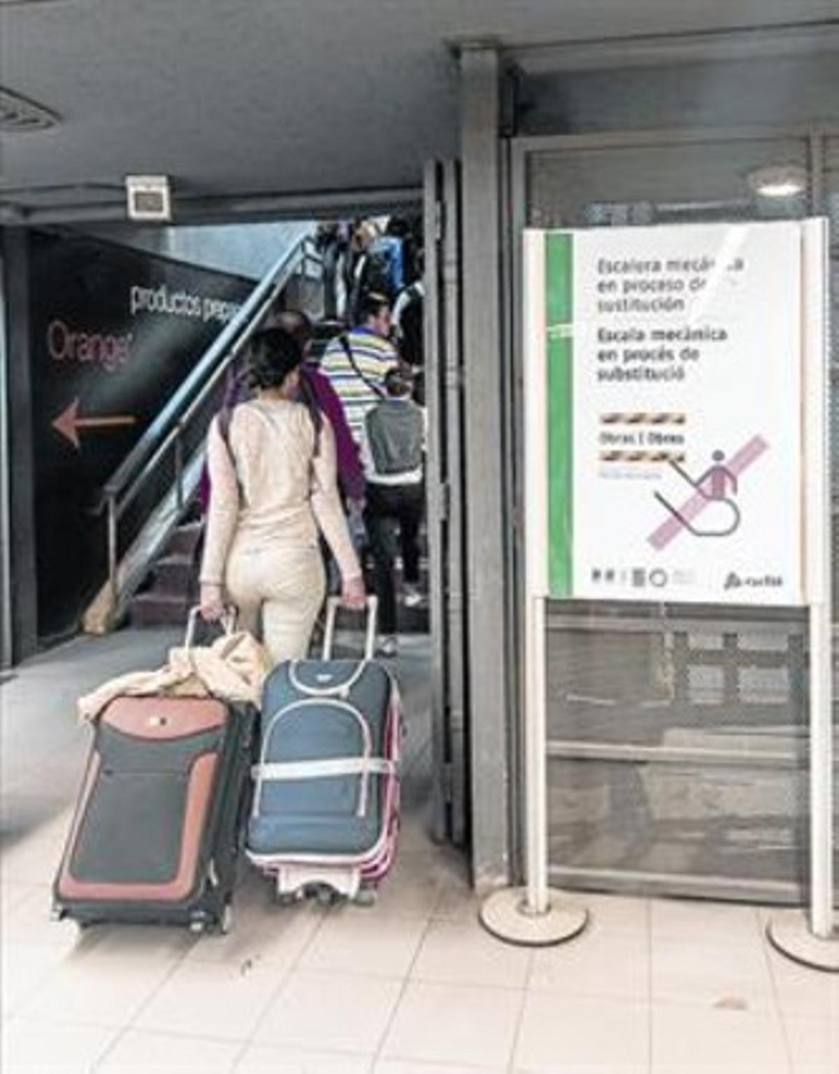 Una de las escaleras paradas en el enlace del metro con el vestíbulo de la estación de Sants.