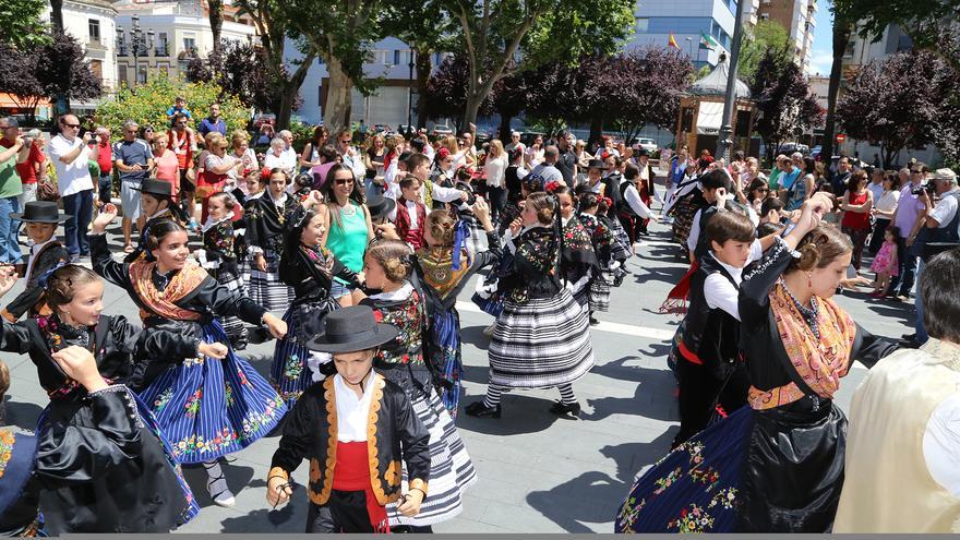Más de 200 personas bailarán folklore en Badajoz