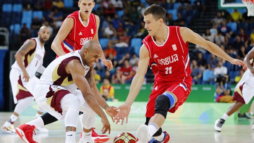 Nedovic disputa el balón con Gregory Vargas de Venezuela durante un partido del torneo de baloncesto masculino de los Juegos Olímpicos Río 2016.