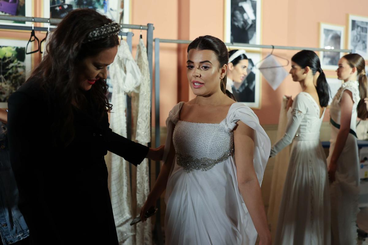 Las modelos se preparan para el desfile de Ogadenia.