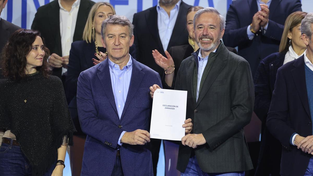 El presidente de PP, Alberto Núñez Feijóo, junto al presidente de Aragón, Jorge Azcón durante el acto de presentación de la 'Declaración de Zaragoza'.