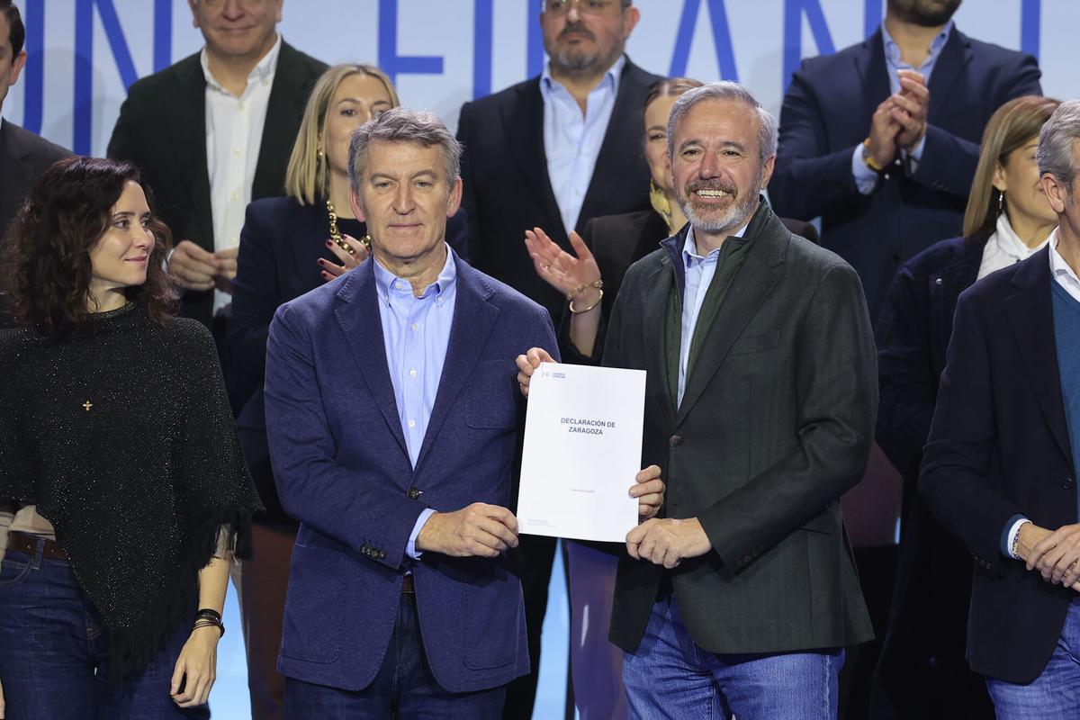 El presidente de PP, Alberto Núñez Feijóo, junto al presidente de Aragón, Jorge Azcón durante el acto de presentación de la 'Declaración de Zaragoza'.