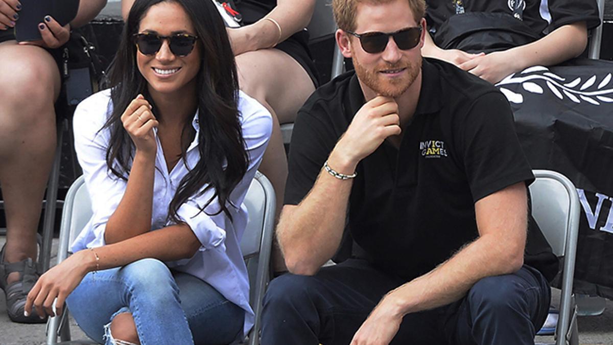 Meghan Mrkle y el príncipe Harry durante su primera aparión pública como pareja