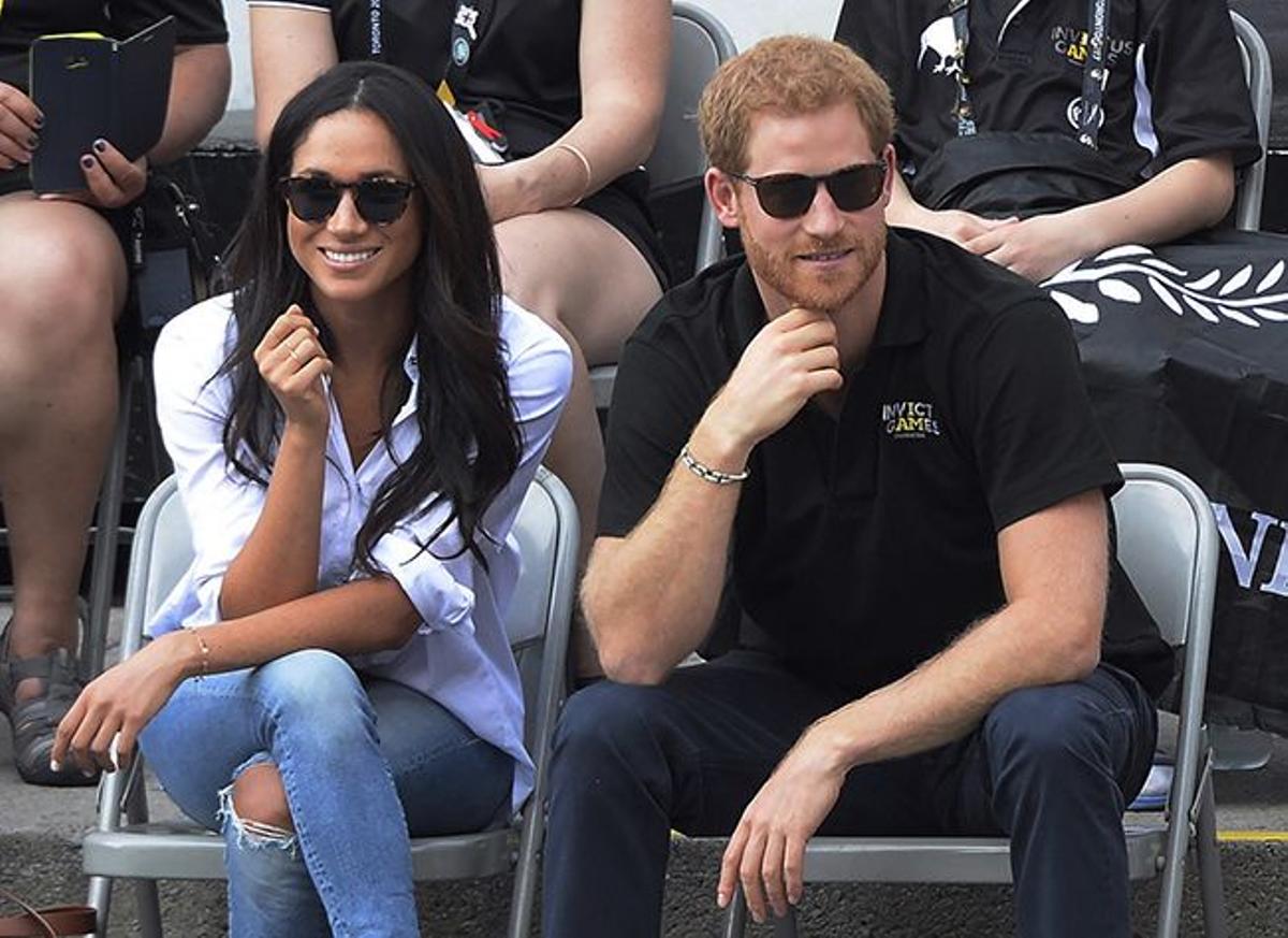 Meghan Mrkle y el príncipe Harry durante su primera aparión pública como pareja