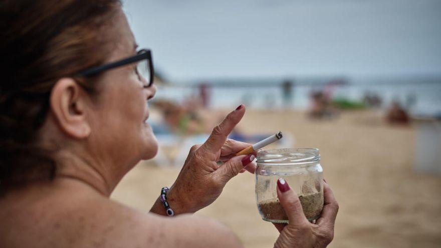ENCUESTA | ¿Debe prohibirse fumar en las playas de Canarias como ha hecho Barcelona?