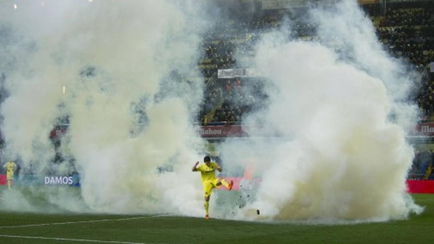 Lanzamiento de un bote de humo en el Villarreal-Celta